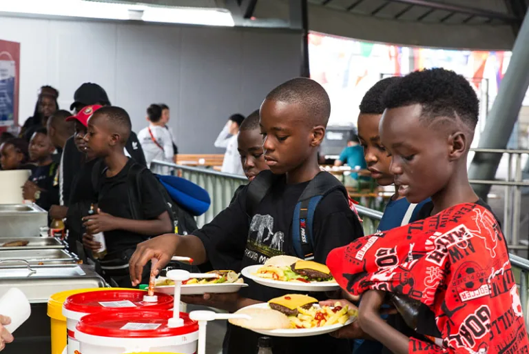 International Food Court Kinder beim Essen holen